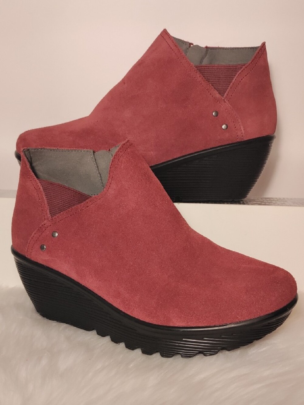 Skechers Parallel Ditto Burgundy Suede Wedge Booties Size 9 NWOT